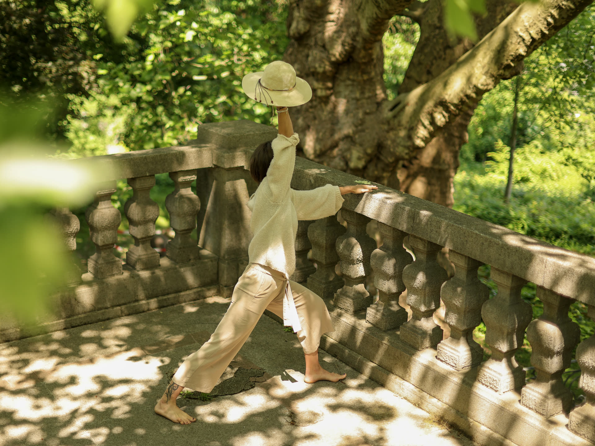 Sabina in einer Yogahaltung auf einer Steinbalustrade